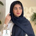 شال سورمه ای کشمیر طرح برند - تصویر 14