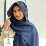 شال سورمه ای کشمیر طرح برند - تصویر 2