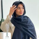 شال سورمه ای کشمیر طرح برند - تصویر 6