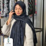 شال سورمه ای کشمیر طرح برند - تصویر 22