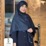 روسری سورمه ای طرح برند - تصویر 3