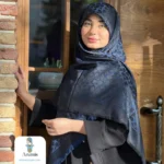روسری سورمه ای طرح برند - تصویر 5