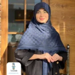 روسری سورمه ای طرح برند - تصویر 12