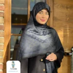 روسری سورمه ای طرح برند - تصویر 13